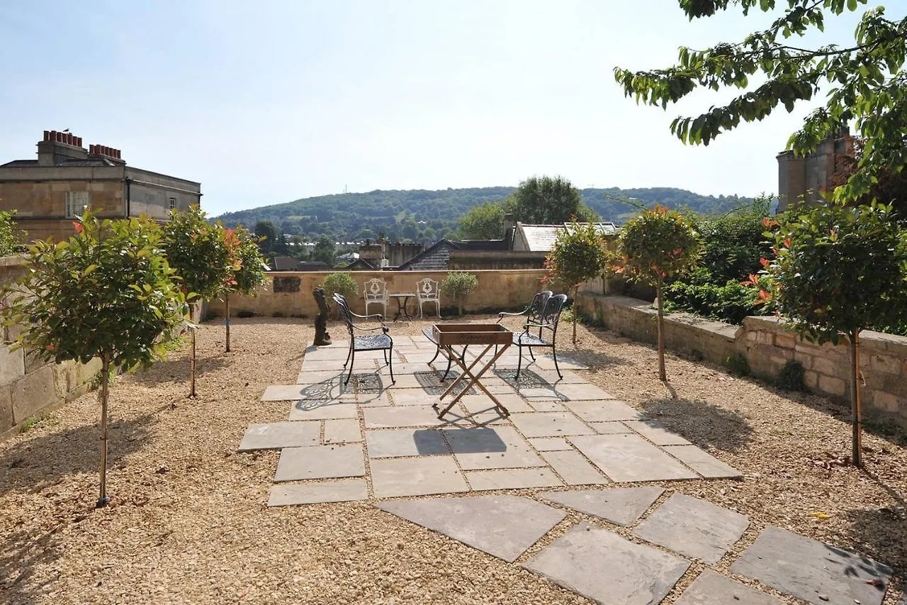 Central Luxury Bath Garden Apartment Free Parking