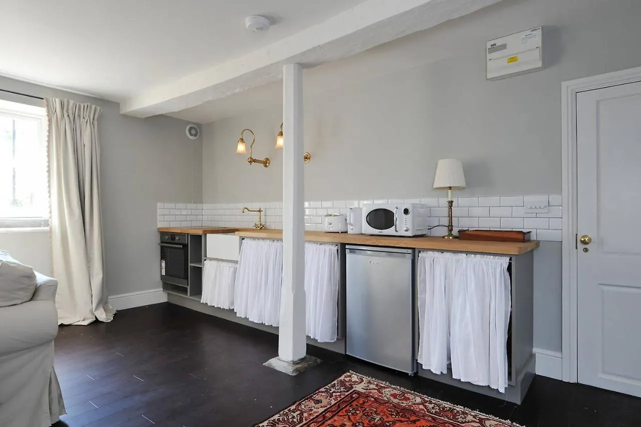 Central Luxury Bath Garden Apartment Free Parking